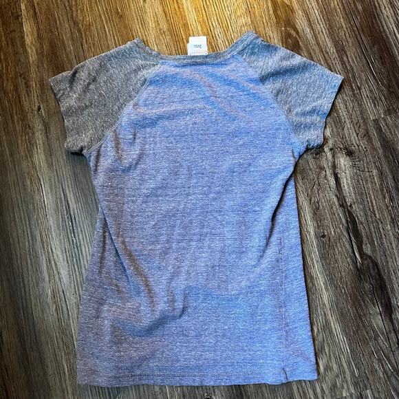 MLB Campus Lifestyle New York Yankees Women's MD Graphic V-neck T-shirt - Picture 2 of 3